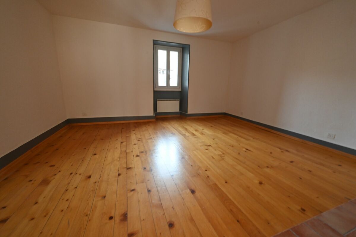 Leerer Raum mit Holzboden