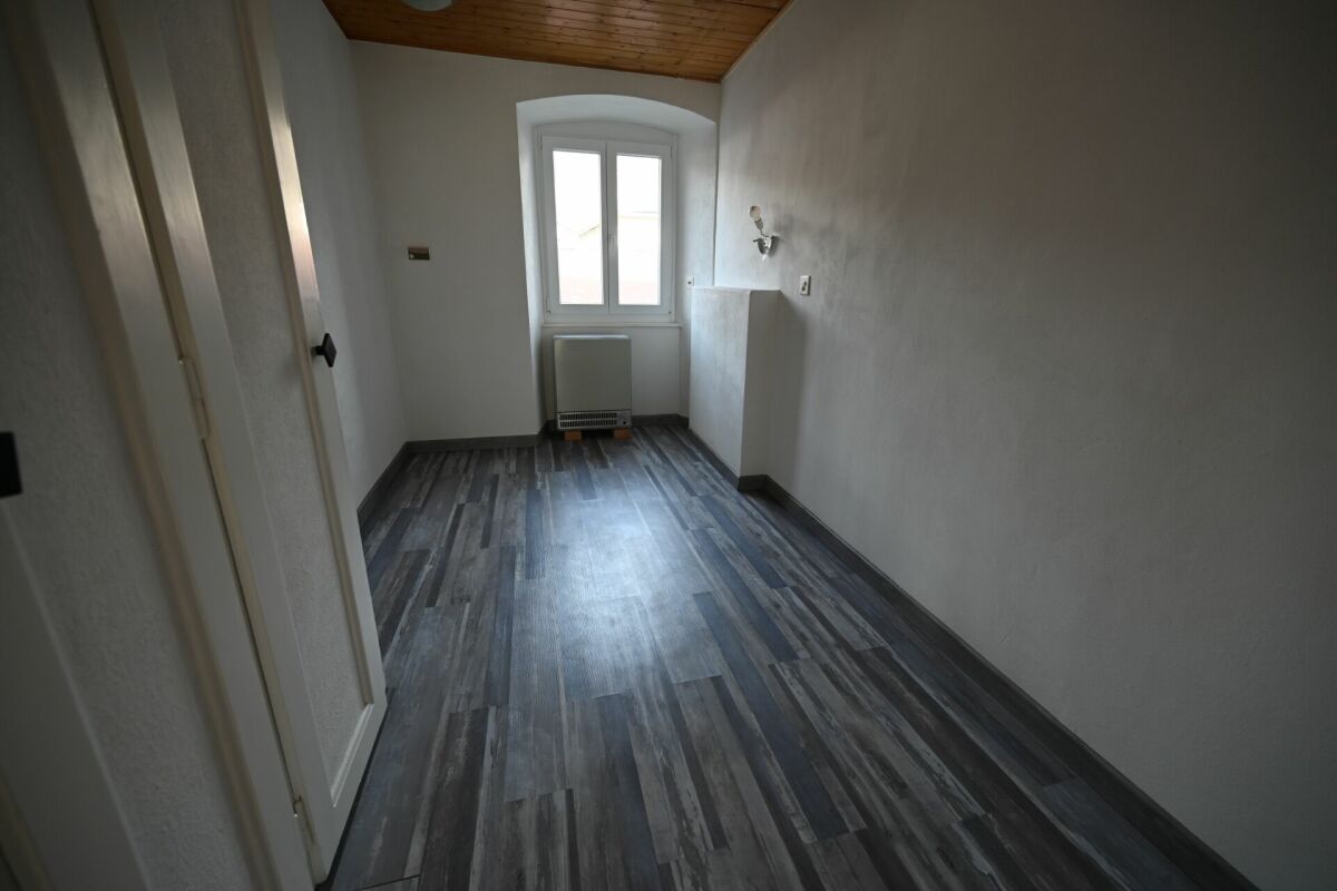 Schmaler leerer Raum mit Fenster