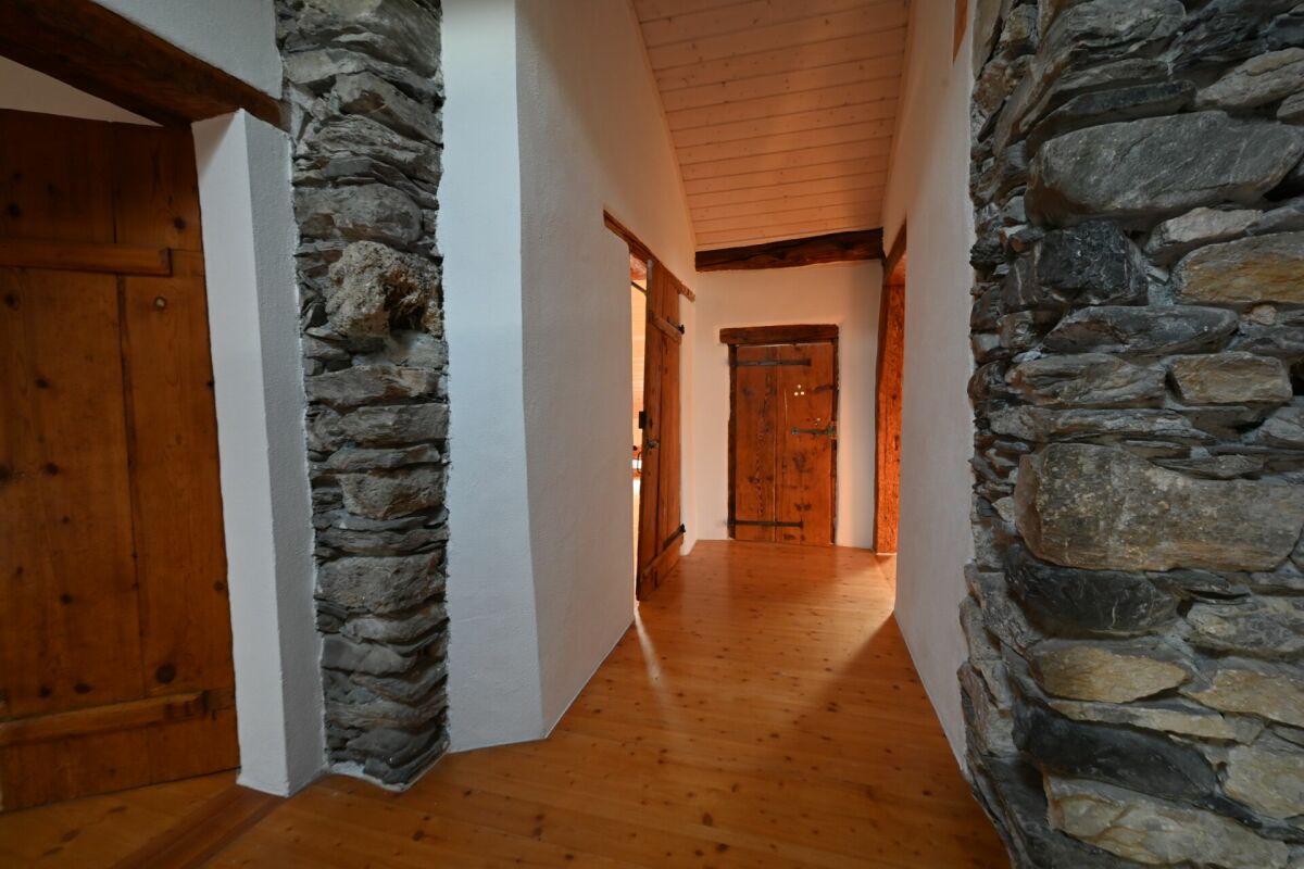 Rustikaler Flur mit Naturstein und Holz