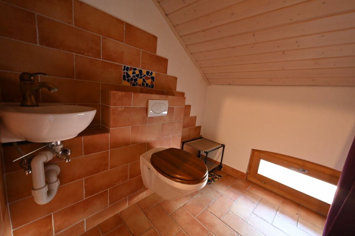 Dachgeschoss-Bad mit WC und Waschbecken
