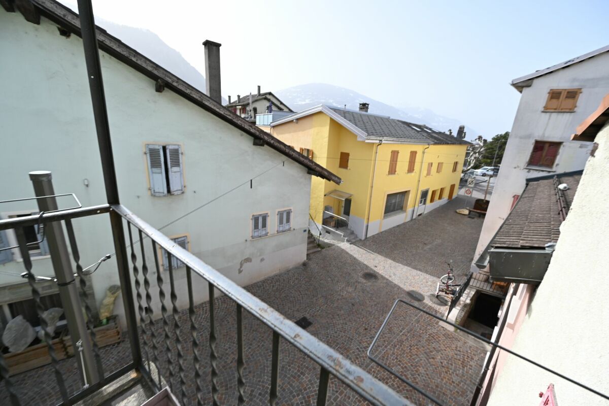 Blick vom Balkon auf Dorfplatz