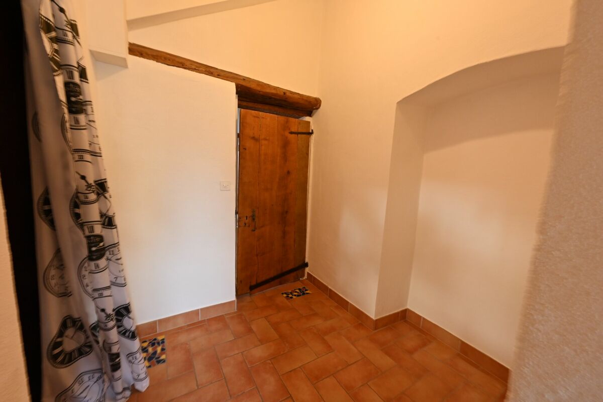 Rustikaler Eingangsbereich mit Holztür