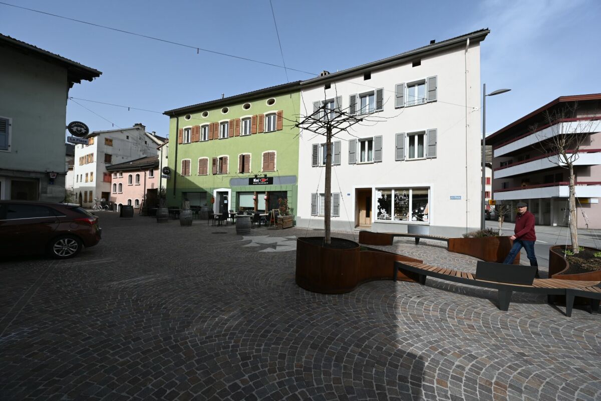 Städtischer Platz mit Fassaden und Pflasterung