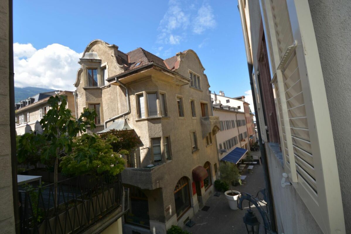 Historische Fassade mit Innenhofblick
