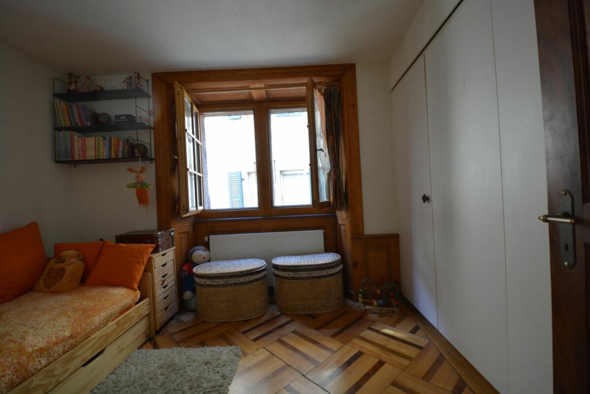 Kinderzimmer mit Holzfenster und Einbauschrank