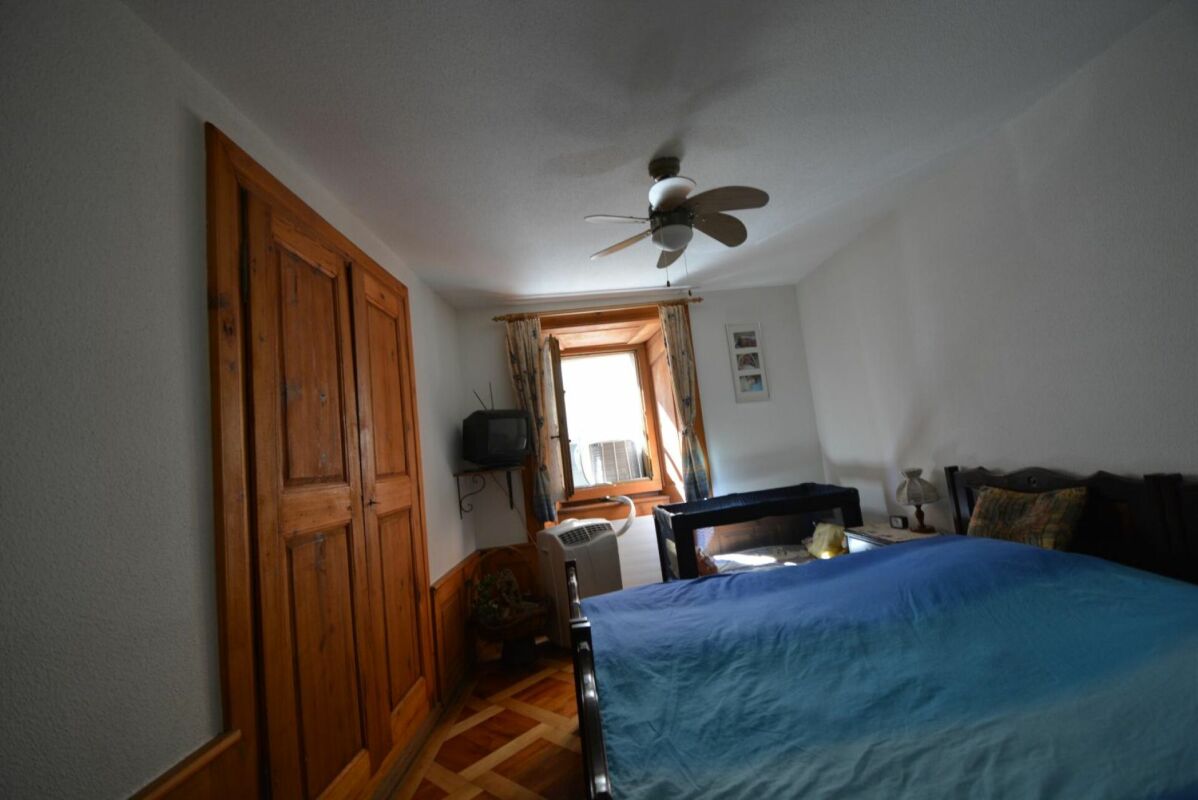 Schlafzimmer mit Holzmöbeln