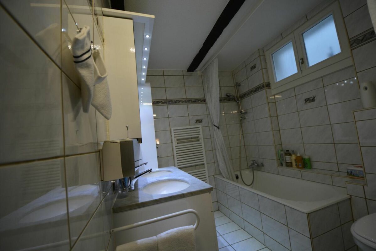 Badezimmer mit Badewanne und Waschbecken