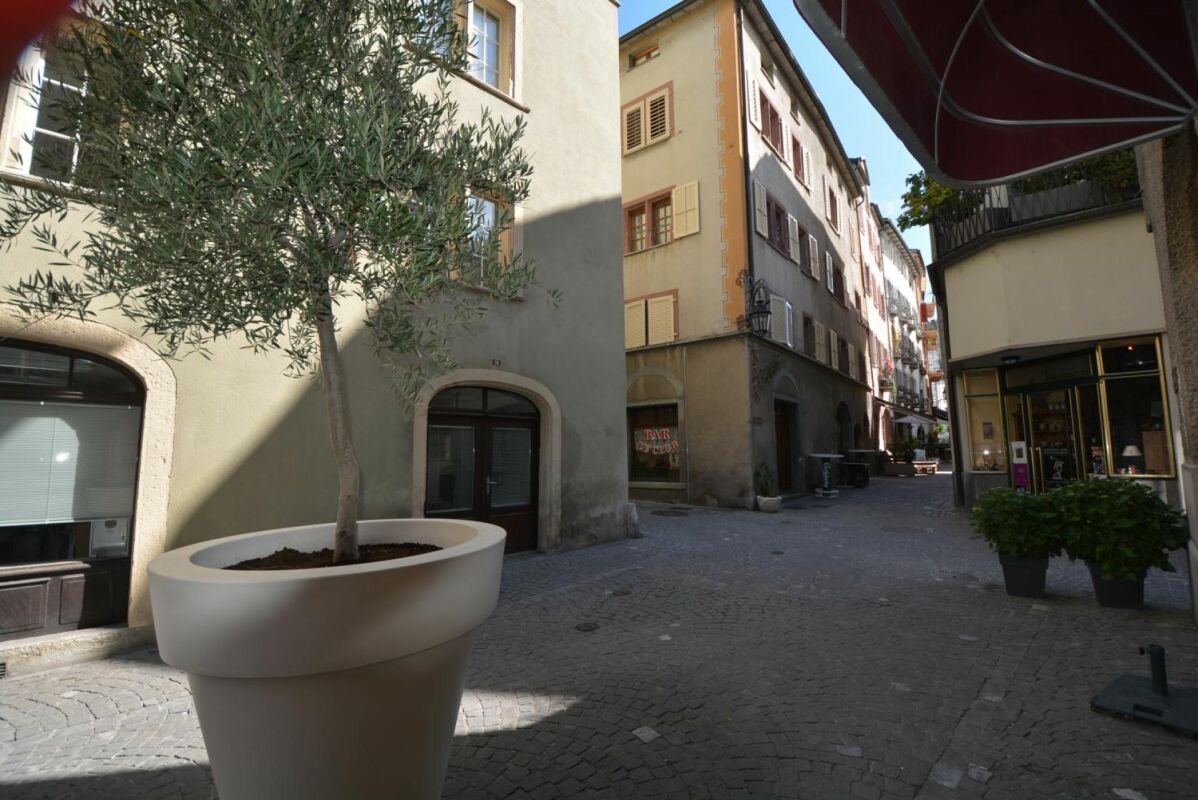 Historische Gasse mit Wohn- und Geschäftshäusern