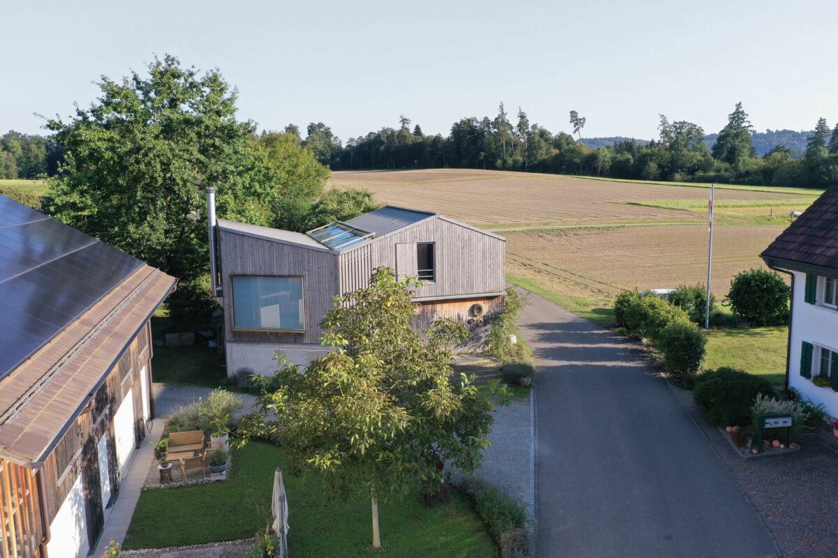 Ländliche Hofansicht mit moderner Holzarchitektur