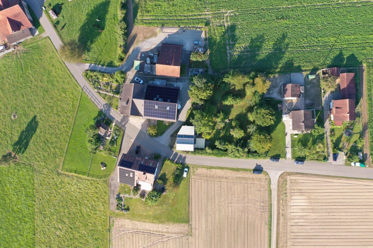 Luftaufnahme eines ländlichen Wohngebiets