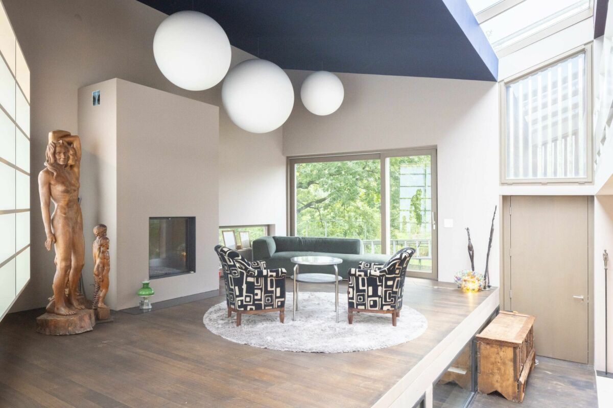 Modernes Wohnzimmer mit Kamin und Galerie