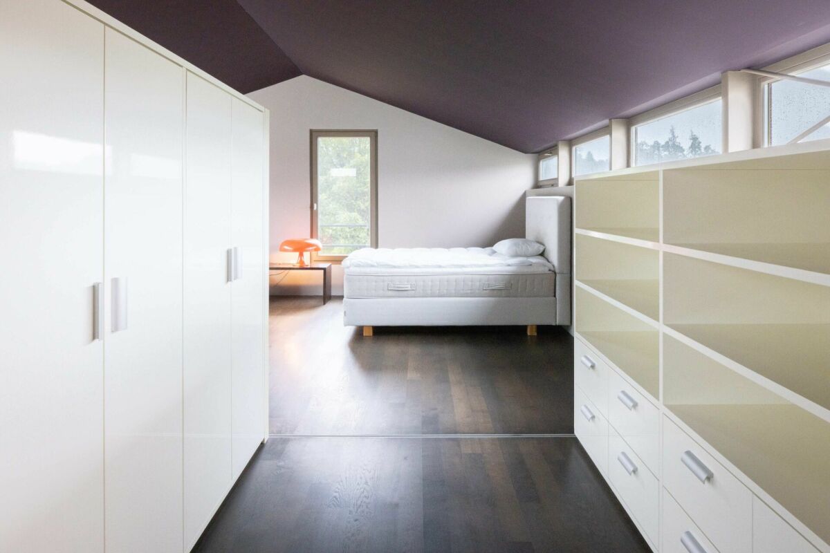 Modernes Schlafzimmer mit Dachschrägen und viel Stauraum