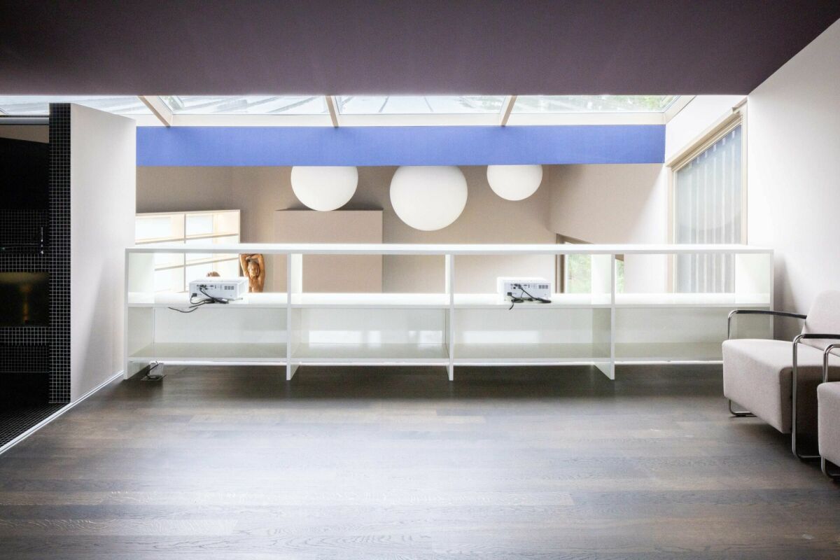 Modernes Interieur mit Oberlicht und Galerie