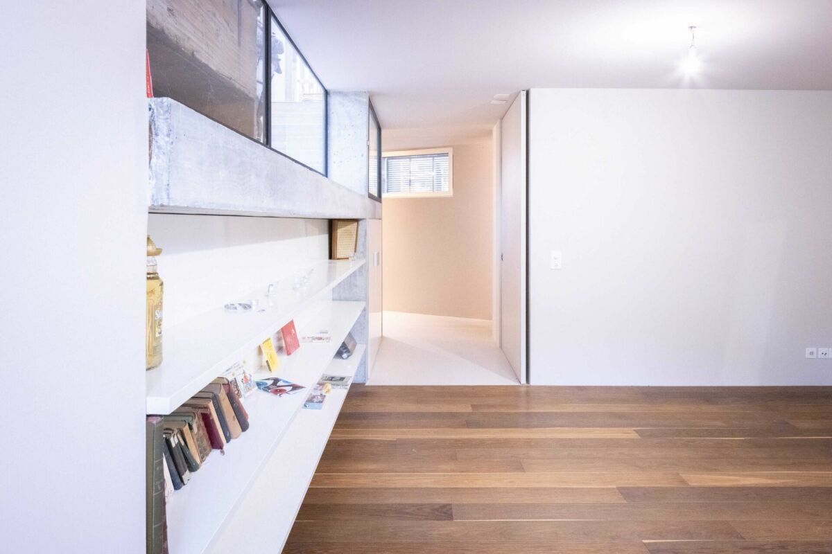 Modernes Loftzimmer mit Galerie und Einbauregal