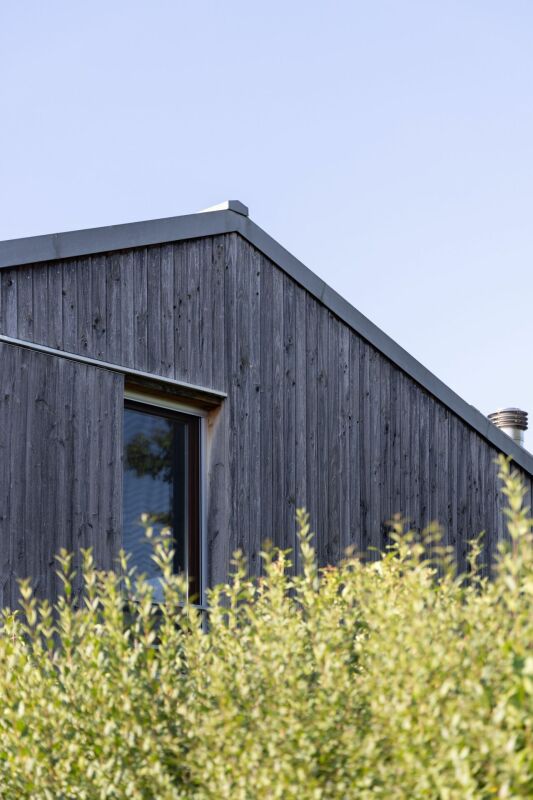 Moderne Holzfassade mit Giebeldach