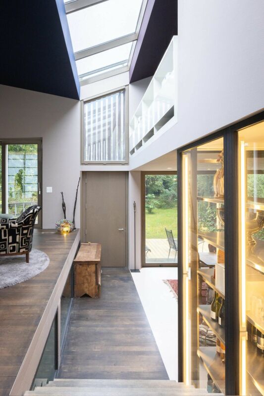Modernes Wohninterieur mit Galerie und Oberlichtern
