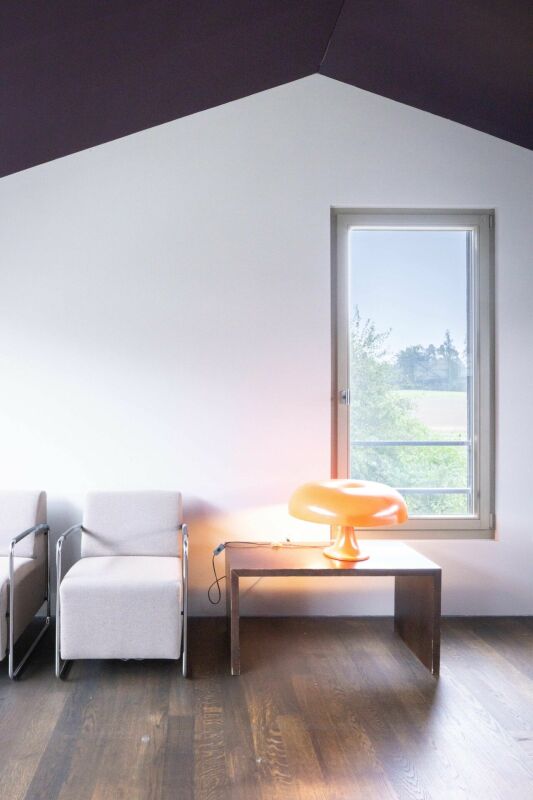 Modernes Zimmer mit Stuhl und Lampe