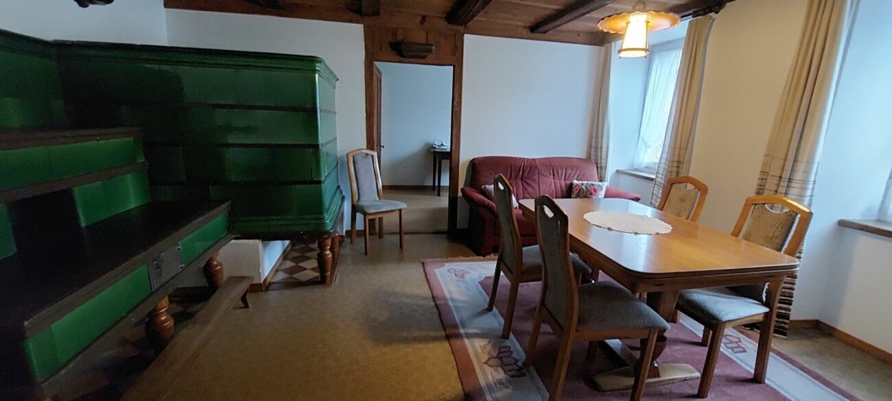 Wohn- und Esszimmer mit Kachelofen