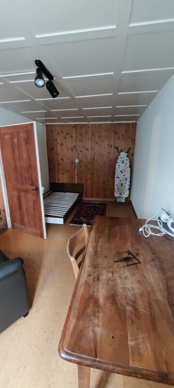 Gemütliches Zimmer mit Holzwand und Holzmöbeln