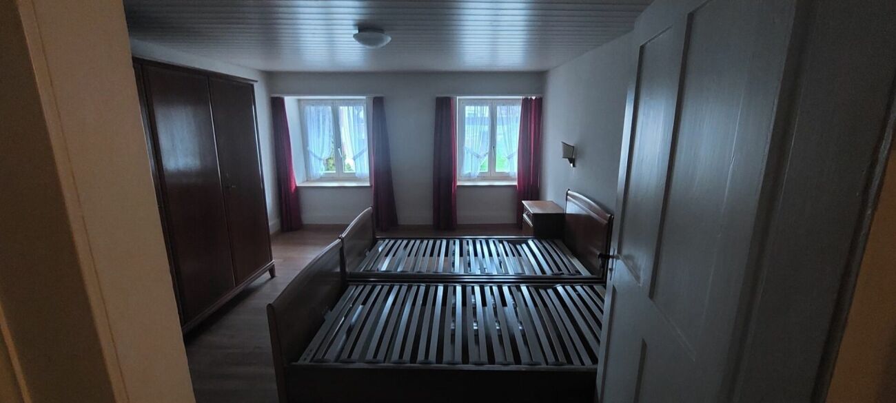 Schlafzimmer mit Doppelbett und Kleiderschrank