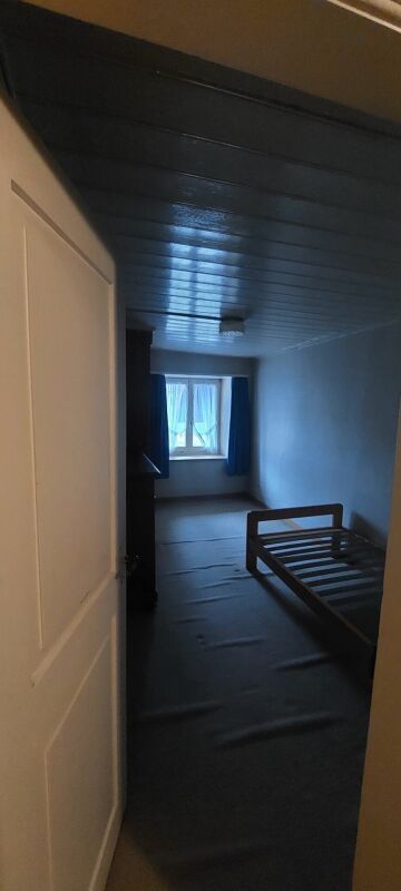 Dunkles Schlafzimmer mit Einzelbett