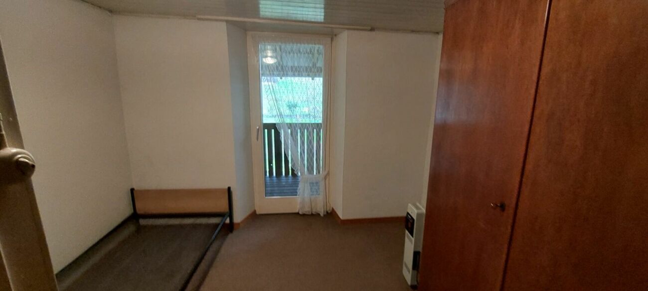 Kleines Schlafzimmer mit Zugang nach draußen