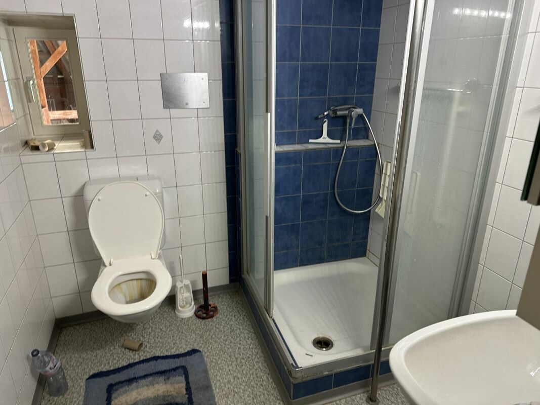 Badezimmer mit Dusche und WC