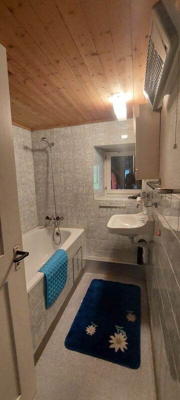 Kleines Badezimmer mit Badewanne