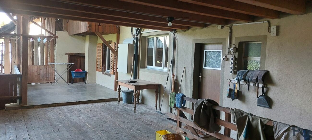 Überdachte Terrasse mit Hauszugang