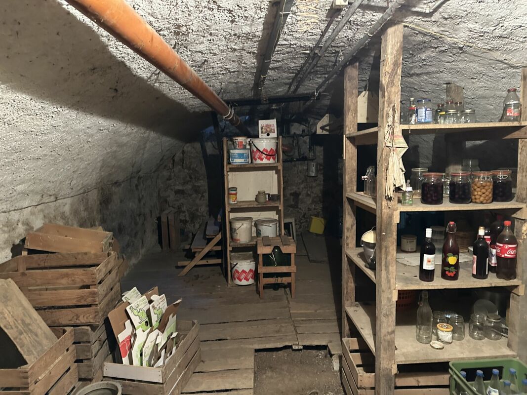 Keller mit Regalen und Vorräten