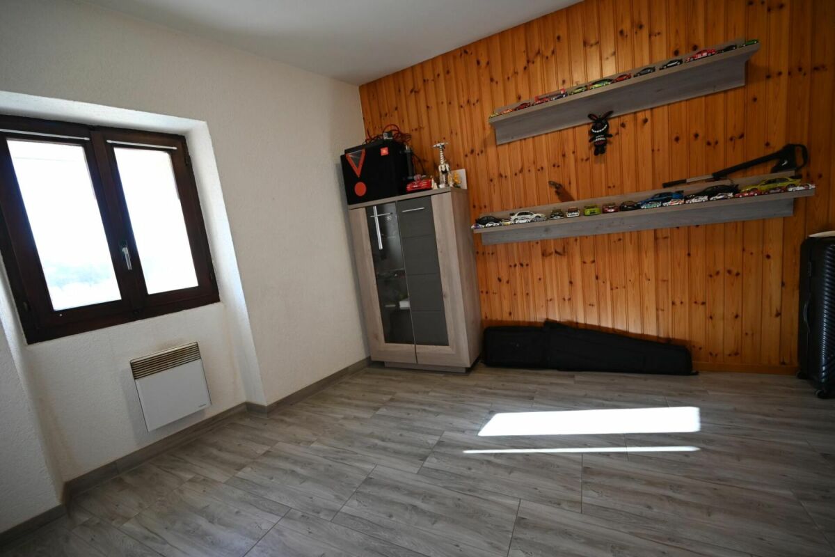 Innenraum mit Holzvertäfelung und Fenster