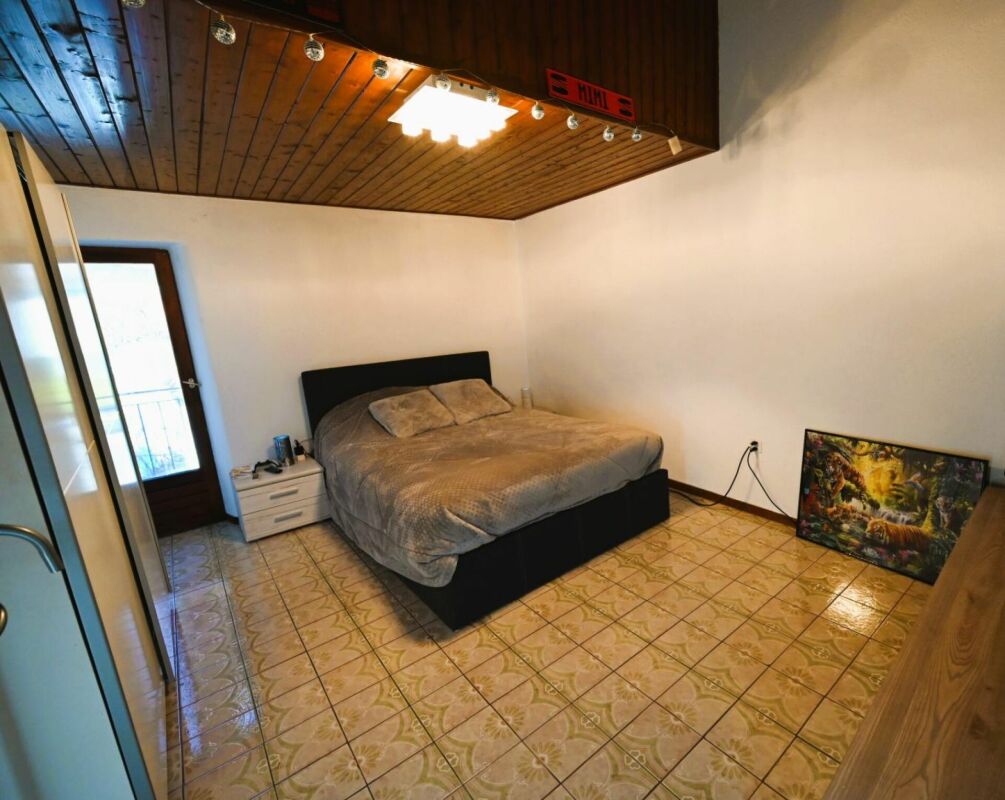 Schlafzimmer mit Holzbalkendecke