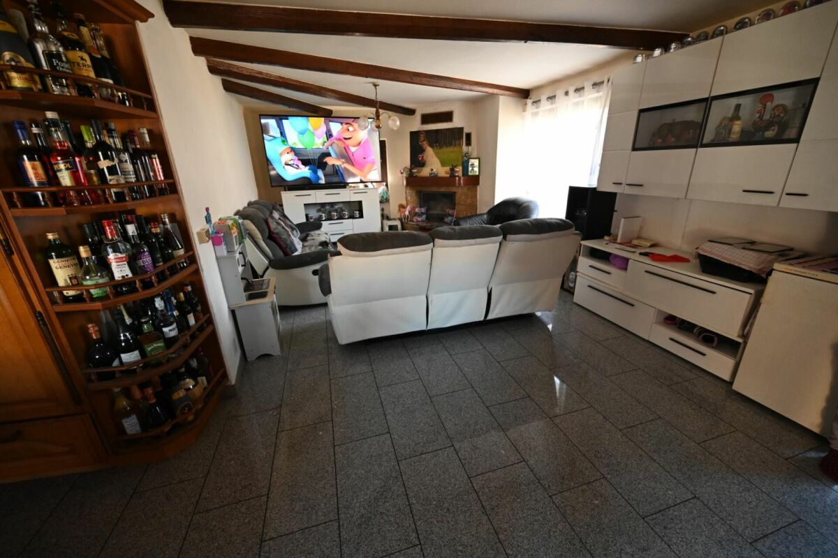Wohnzimmer mit Bar- und Entertainment-Bereich
