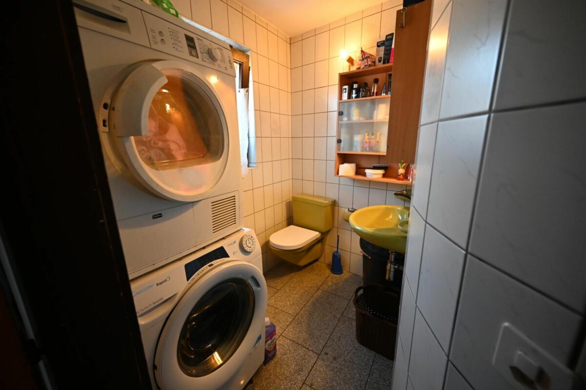 Kleines WC mit Hauswirtschaftsbereich