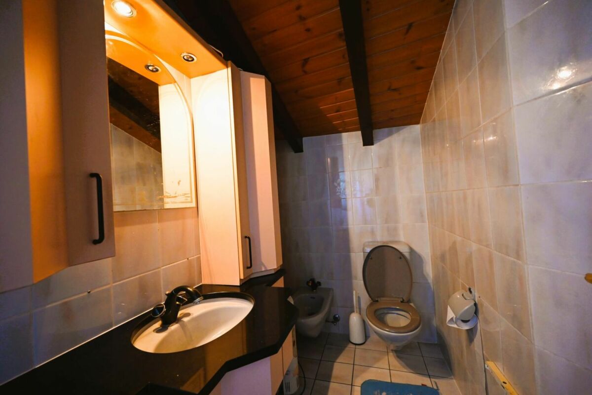 Kleines Dachgeschoss-Badezimmer mit WC und Waschtisch