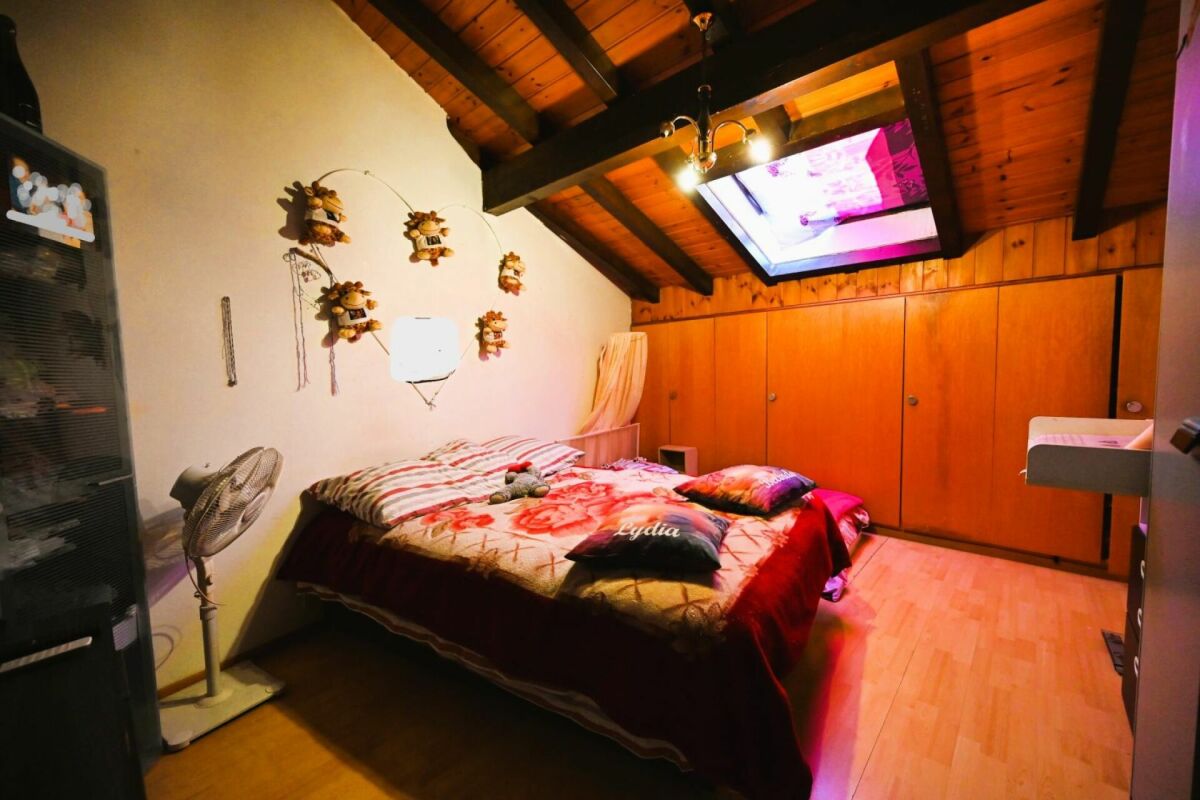 Dachgeschoss-Schlafzimmer mit Holzbalken