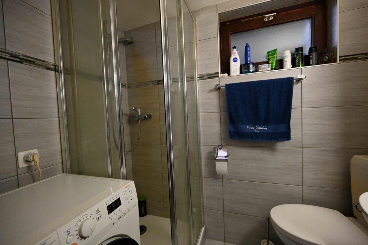 Kleines Bad mit Dusche und Waschmaschine