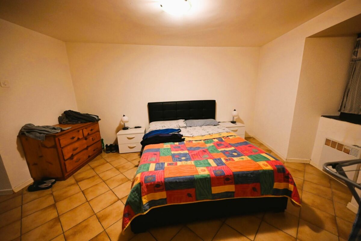 Schlafzimmer mit einfacher Möblierung