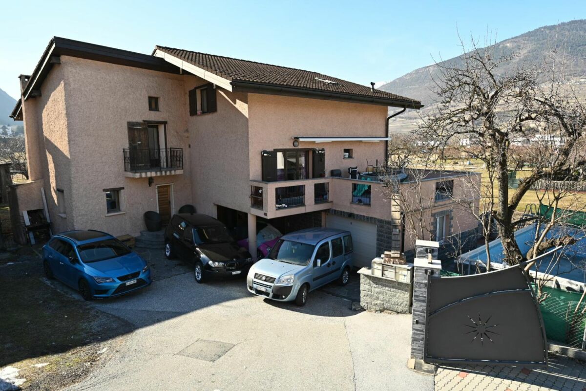 Hausansicht mit Einfahrt und Terrasse
