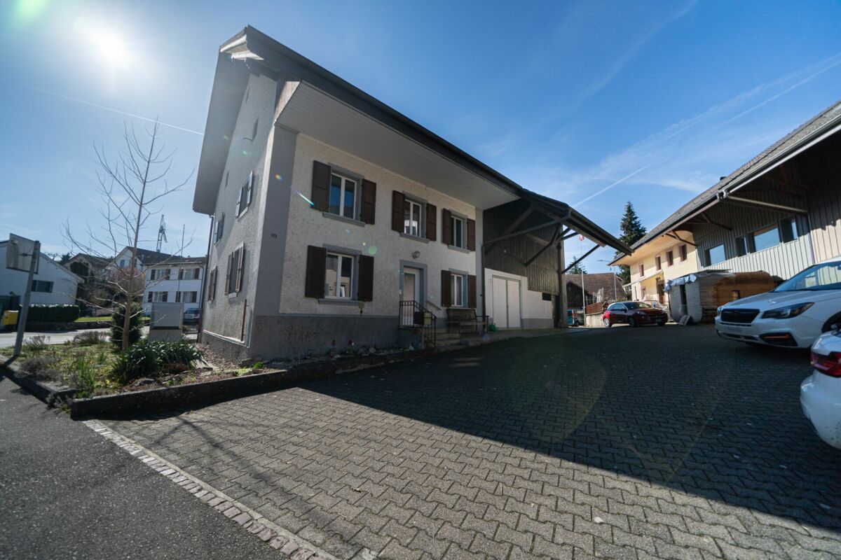 Wohnhaus mit Hof und Carport