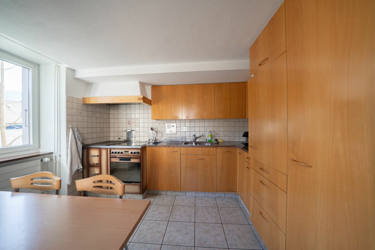 Kleine Einbauküche mit viel Holz