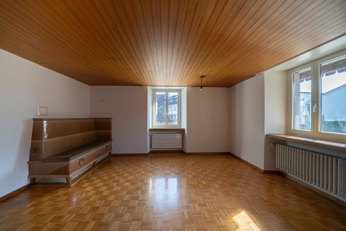 Leerer Wohnraum mit Holzdecke