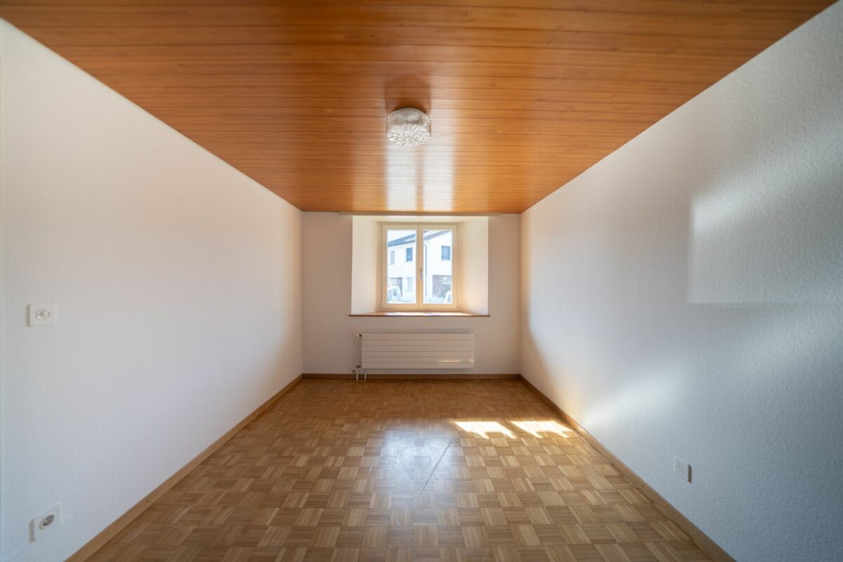 Langer leerer Raum mit Holzdecke und Parallaxboden