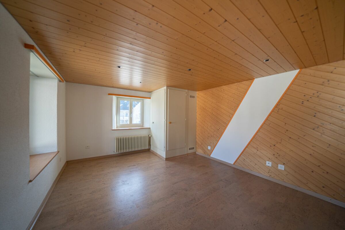 Dachzimmer mit Holzdecke