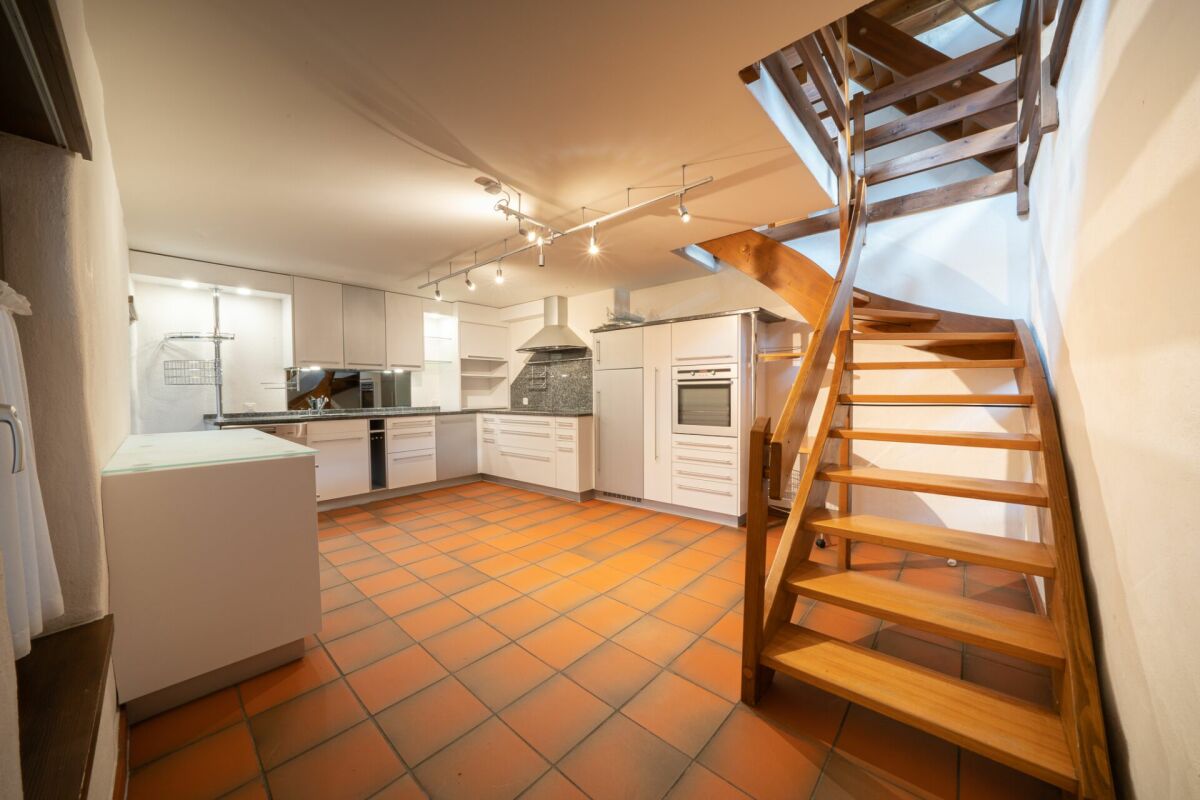 Küche mit Holztreppe