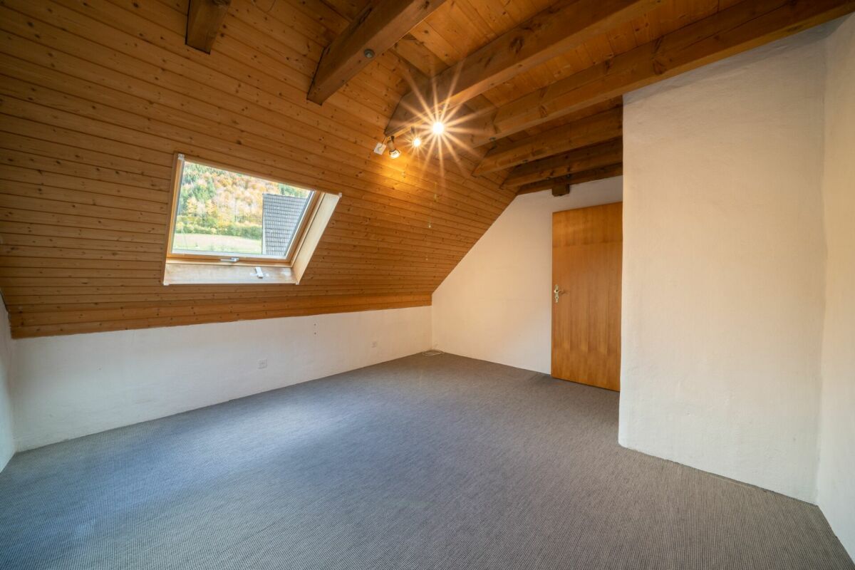 Dachzimmer mit Holzdecke und Velux-Fenster