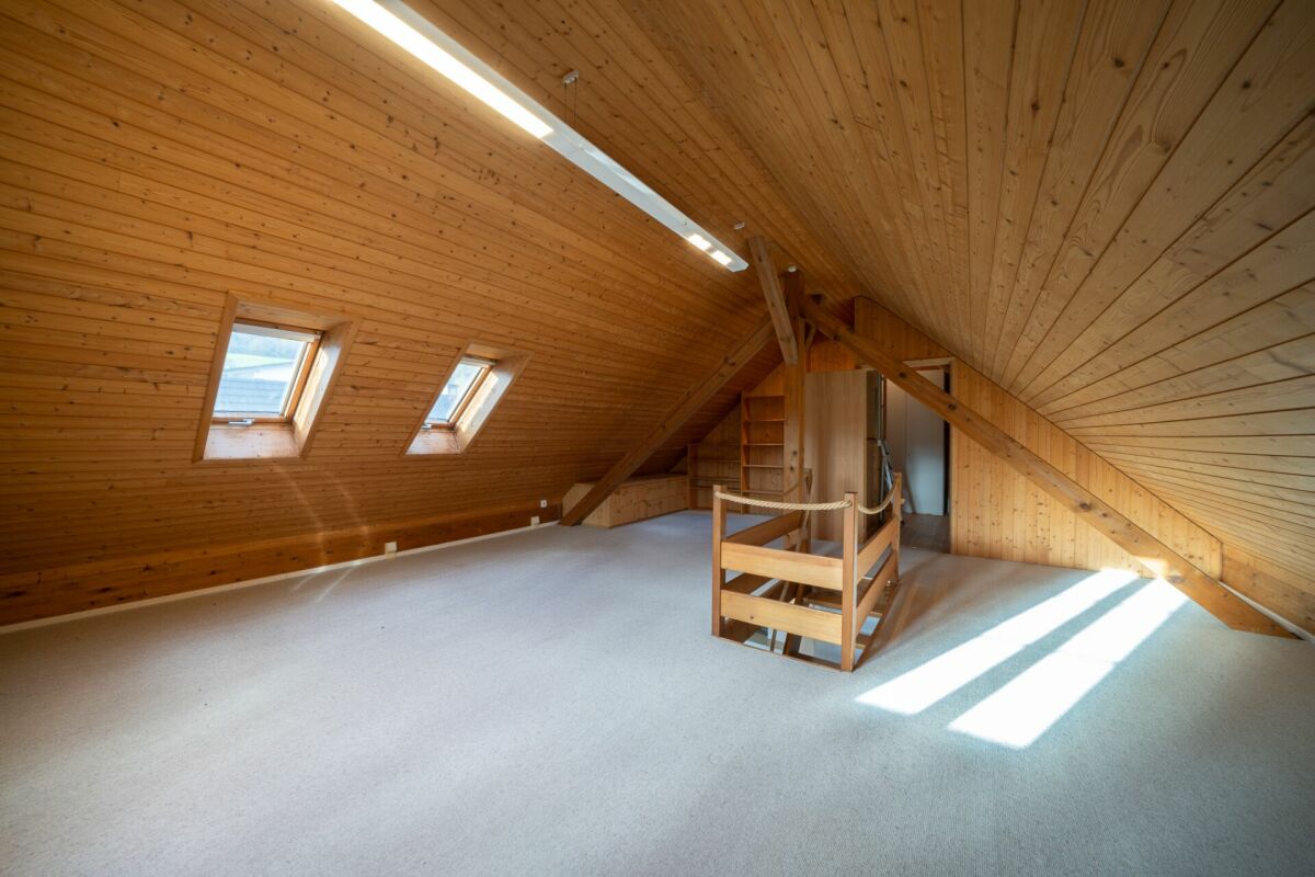 Dachgeschoss mit Holzvertäfelung