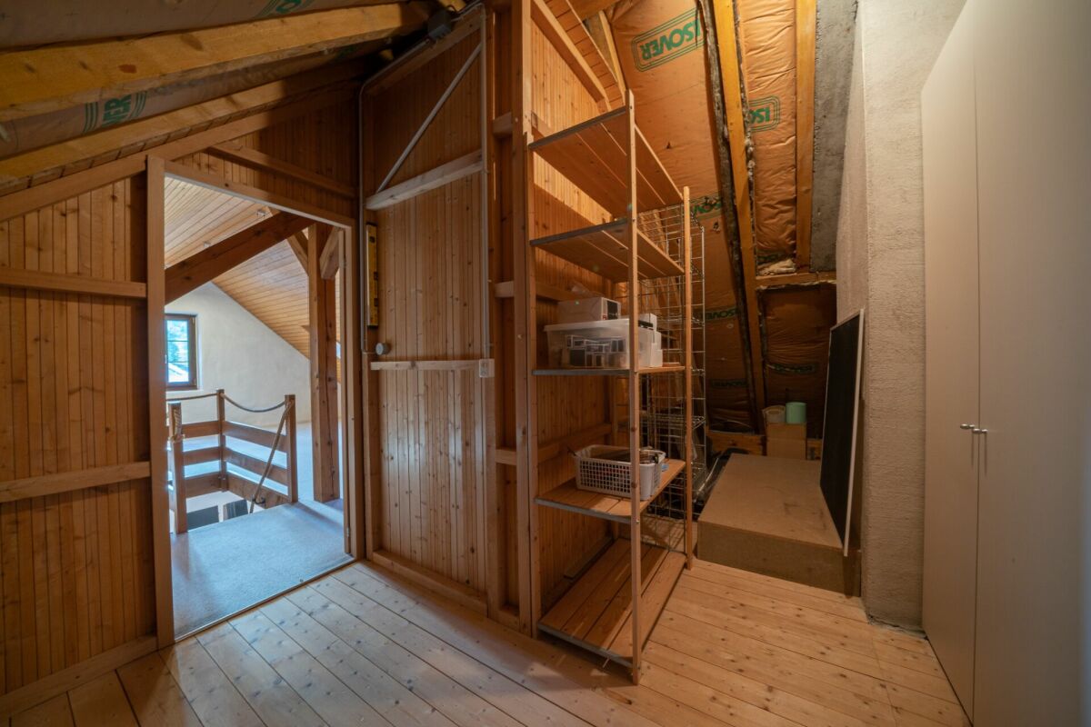 Dachgeschoss mit Stauraum und Holzvertäfelung