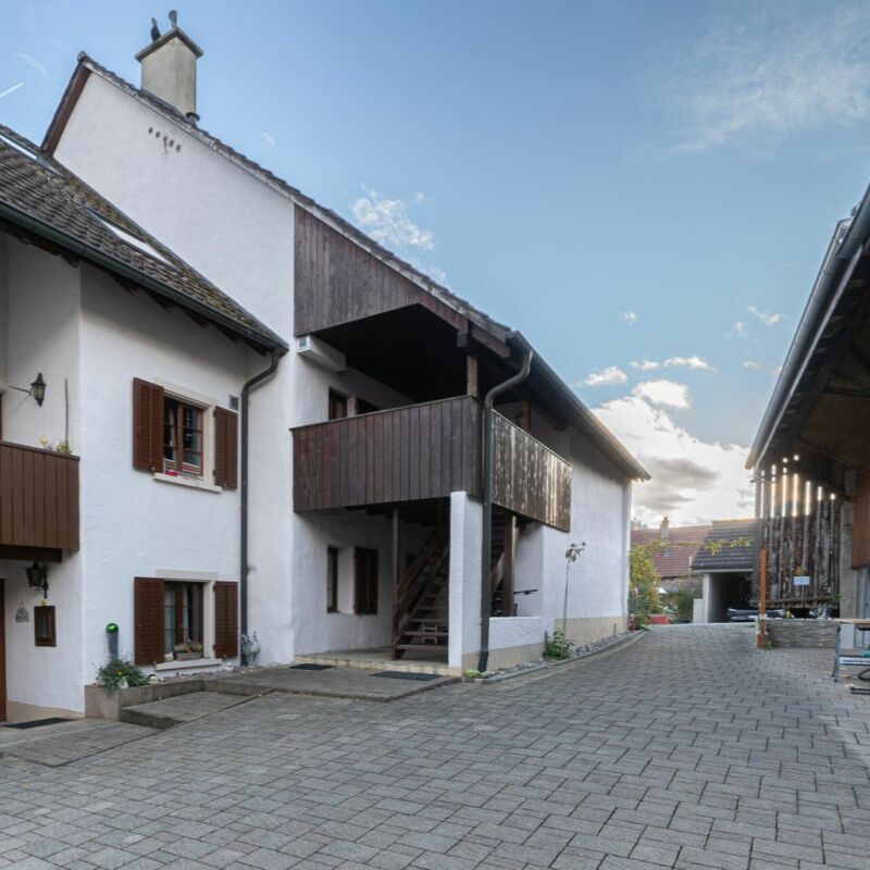 Historischer Innenhof mit Balkonen