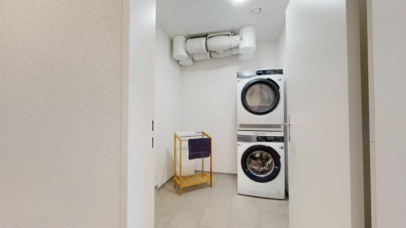Hauswirtschaftsraum mit Trockner und Waschmaschine